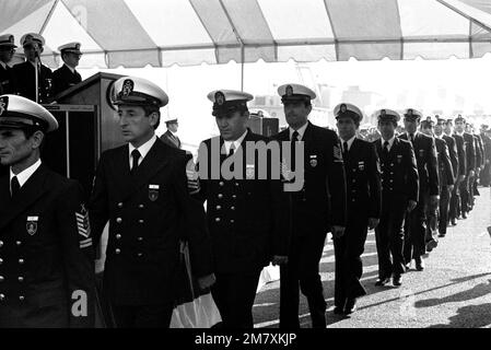 Ufficiali turchi salgono a bordo del cacciatorpediniere TCG YUCETEPE (D-345) per la prima volta. Lo YUCETEPE, ex USS ORLECK (DD 886), viene smantellato dalla Marina statunitense e trasferito alla Marina turca in una cerimonia congiunta. L'ORLECK è l'ultimo cacciatorpediniere della seconda guerra mondiale della Pacific Fleet. Base: Tacoma Stato: Washington (WA) Paese: Stati Uniti d'America (USA) Foto Stock