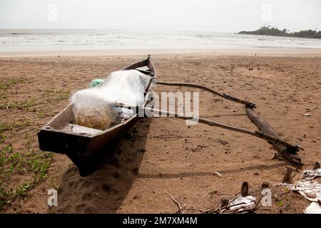 La barca da pesca ormeggiata sulla spiaggia di Goa. All'interno della barca da pesca ci sono attrezzi come la rete da pesca Foto Stock