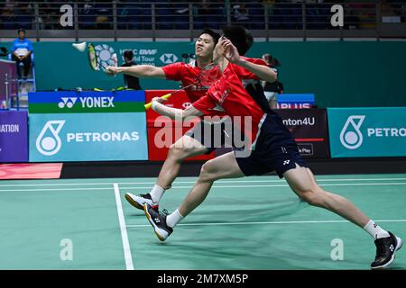 Kuala Lumpur, Malesia. 11th Jan, 2023. Liu Yuchen (posteriore)/ou Xuanyi della Cina gareggiano durante il doppio turno maschile di 32 match contro ben Lane/Sean Vendy dell'Inghilterra al Malaysia Open 2023 a Kuala Lumpur, Malesia, 11 gennaio 2023. Credit: Notizie dal vivo su Zhu Wei/Xinhua/Alamy Foto Stock