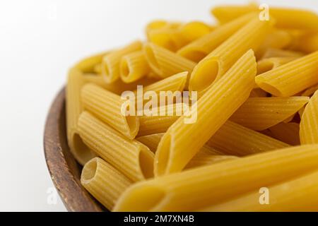 penne su sfondo bianco Foto stock - Alamy