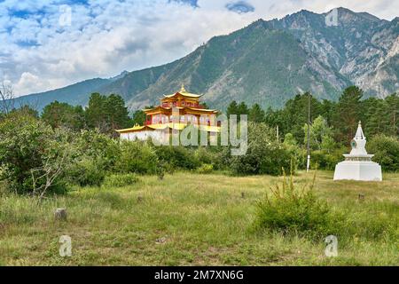 Datsan - Palazzo della dea Yanzhima in una chiara giornata estiva, Valle Barguzinskaya, Buryatia, Russia. Foto Stock
