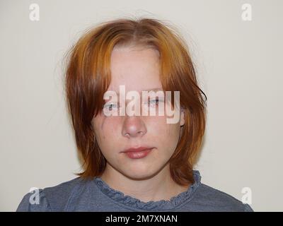 ritratto di una triste ragazza adolescente dai capelli rossi con un volto macchiato di lacrime. Foto Stock
