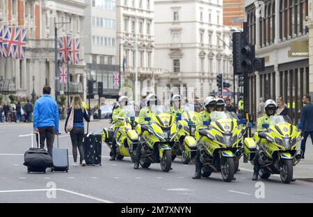 Londra, Inghilterra, Regno Unito. I motociclisti della polizia in una zona molto tranquilla di Knightsbridge il giorno del funerale della Regina, 9th settembre 2023 Foto Stock