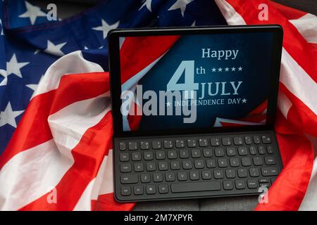 bandiera americana e tablet digitale sul tavolo Foto Stock