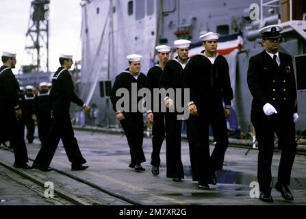 Gli equipanti marciano sul molo prima di salire a bordo della fregata missilistica guidata USS AUBREY FITCH (FFG-34) durante la cerimonia di messa in servizio della nave. Base: Bath Stato: Maine (ME) Nazione: Stati Uniti d'America (USA) Foto Stock