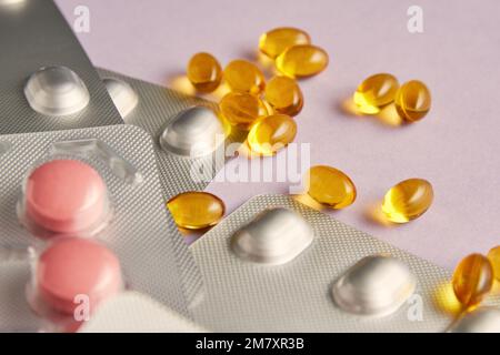 Vista ravvicinata di un nuovo blister di pillole mediche. Vitamine, antidolorifici, pacchetti di antibiotici Foto Stock