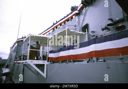 Il vicepresidente George Bush parla agli ospiti che partecipano alla cerimonia di messa in servizio per la fregata missilistica guidata USS AUBREY FITCH (FFG-34). Base: Bath Stato: Maine (ME) Nazione: Stati Uniti d'America (USA) Foto Stock