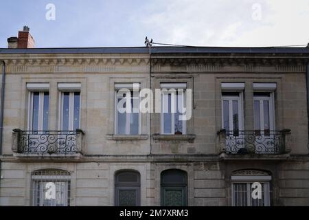 Esterno ristrutturazione vecchio edificio facciate prima e dopo la pulizia della casa muro con acqua a pressione industriale all'esterno della facciata Foto Stock