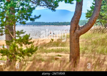 Barguzin Bay e le montagne della penisola del Santo naso del lago Baikal nella Repubblica di Buryatia. Foto Stock