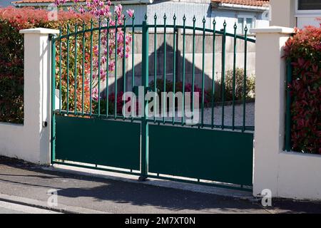 portale strada sobborgo casa acciaio verde scuro metallo retro casa cancello giardino porta di accesso Foto Stock