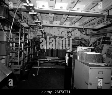 La sala tattica di sonar e thermograph a bordo della fregata missilistica guidata KLAKRING (FFG-42) in costruzione. Base: Bath Stato: Maine (ME) Nazione: Stati Uniti d'America (USA) Foto Stock