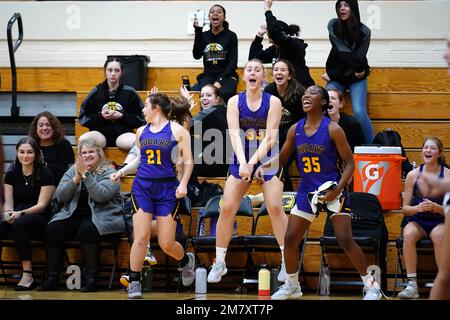 Le ragazze che competono durante il torneo di basket delle ragazze della scuola superiore di caduta in Australia Foto Stock