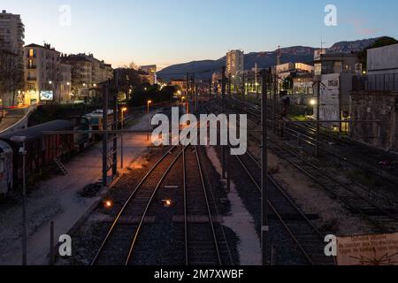 Vista delle linee ferroviarie che portano alla stazione di Tolone (Var) al crepuscolo. Da giovedì 5 gennaio 2023 è in vigore un nuovo sistema di prezzi per i trasporti gestito dalla regione Provenza-Alpi-Côte Azzurra. L'autorità regionale gestisce gli autobus Zou e i treni espressi regionali (ter). Alcuni utenti denunciano un aumento complessivo delle tariffe. Allo stesso tempo, la Regione del Sud annuncia un importante progetto di riorganizzazione ferroviaria con la creazione della nuova linea ferroviaria PACA e l'aumento della frequenza del ter (Trains Express Regionaux). (Foto di Laurent Coust/SOPA Images/Sipa USA) Foto Stock