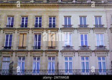 Pulizia esterna facciate casa ristrutturazione di vecchio edificio prima e dopo la differenza tra lavaggio pulito e sporco casa in strada Foto Stock