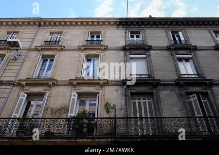 Rifacimento prima e dopo la pulizia parete lavano facciata ristrutturazione al di fuori della Casa pulito trascurato facciate edificio Foto Stock