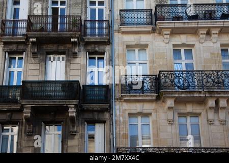 facciata pulita e ripulita dell'edificio prima e dopo la pulizia dell'esterno della casa a muro Foto Stock