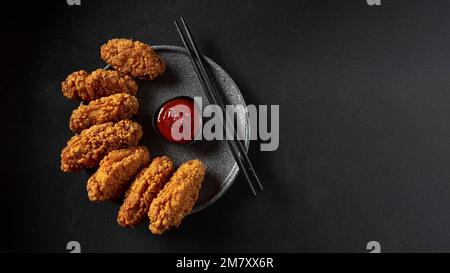 Ali di pollo. Ricetta asiatica tradizionale. Sfondo scuro. Vista dall'alto. Spazio di copia. Foto Stock