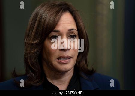 Washington, Stato di Vereinigte. 09th Jan, 2023. Il Vice Presidente degli Stati Uniti Kamala Harris parla con i membri dei media dopo aver giurato cerimonialmente nell'Ambasciatore Elizabeth Bagley come Ambasciatore in Brasile nell'Ufficio Ceremonial di Vice Presidents nell'Eisenhower Executive Office Building nel campus della Casa Bianca a Washington, DC lunedì 9 gennaio 2023. Credito: Leigh Vogel/Pool tramite CNP/dpa/Alamy Live News Foto Stock