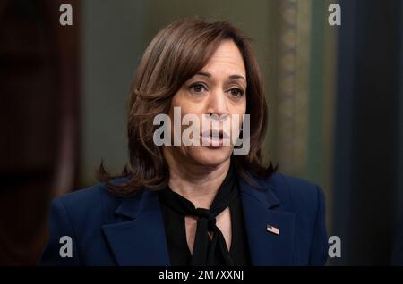 Washington, Stato di Vereinigte. 09th Jan, 2023. Il Vice Presidente degli Stati Uniti Kamala Harris parla con i membri dei media dopo aver giurato cerimonialmente nell'Ambasciatore Elizabeth Bagley come Ambasciatore in Brasile nell'Ufficio Ceremonial di Vice Presidents nell'Eisenhower Executive Office Building nel campus della Casa Bianca a Washington, DC lunedì 9 gennaio 2023. Credito: Leigh Vogel/Pool tramite CNP/dpa/Alamy Live News Foto Stock