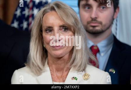 Ambasciatore degli Stati Uniti in Brasile Elizabeth Bagley guarda figlio durante il suo giuramento cerimoniale con il Vice Presidente degli Stati Uniti Kamala Harris nell'Ufficio Ceremonial della Vice Presidents nell'Eisenhower Executive Office Building nel White House Campus di Washington, DC giovedì 22 dicembre, 2022 nell'Eisenhower Executive Office Building di Washington, DC. Credito: Leigh Vogel/piscina tramite CNP Foto Stock