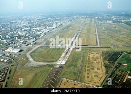 Vista aerea dell'avvicinamento e delle tassazioni della pista 36. Base: Yokota Air base Paese: Giappone (JPN) Foto Stock