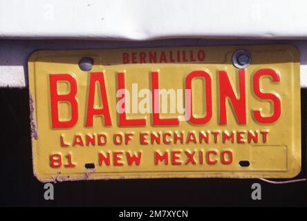 Struttura di valutazione delle armi navali. Una targa personalizzata per il New Mexico mostra le prove dell'affermazione di Albuquerque come "la capitale mondiale della mongolfiera". Il veicolo fa parte di un partecipante al 10th° anniversario della Albuquerque International Balloon Fiesta. Base: Albuquerque Stato: New Mexico (NM) Paese: Stati Uniti d'America (USA) Foto Stock