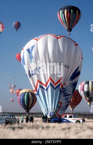 I membri del Navy Balloon Team uniscono i loro sforzi per rilasciare aria calda dalla mongolfiera al momento dell'atterraggio durante il 10th° anniversario della Albuquerque International Balloon Fiesta. Base: Nwef, Albuquerque Stato: New Mexico (NM) Paese: Stati Uniti d'America (USA) Foto Stock