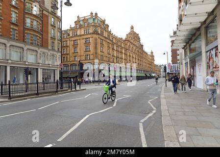 Londra, Inghilterra, Regno Unito. Il grande magazzino Harrods in un Knightbridge quasi deserto il giorno del funerale della regina Elisabetta II, 19th settembre 2022 Foto Stock