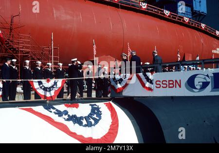 Gli ospiti d'onore salgono a bordo del sottomarino missilistico strategico nucleare USS GEORGIA (SSBN 729) per la cerimonia di lancio. Sullo sfondo in costruzione, è la USS RHODE ISLAND (SSBN 730). Base: Naval Submarine base, Groton Stato: Connecticut (CT) Paese: Stati Uniti d'America (USA) Foto Stock