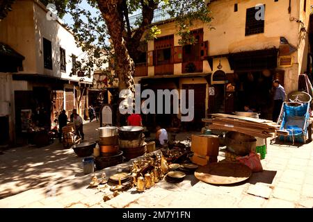 Fez, Marocco-24 aprile 2014: Gli operai fanno i loro artigianato in ottone in piazza Sefarine, una delle piazze più popolari nella vecchia medina di Fez Foto Stock