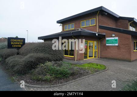 L'ufficio della circoscrizione di Andrew Bridgen al Coalville Business Centre di Coalville. Il deputato è stato spogliato della frusta del Partito conservatore dopo aver comparato i vaccini Covid-19 con l'Olocausto. Il deputato del North West Leicestershire ha twittato un articolo che mette in discussione la sicurezza dei vaccini, aggiungendo: "Come mi ha detto un esperto cardiologo, questo è il più grande crimine contro l'umanità dopo l'Olocausto”. Data immagine: Mercoledì 11 gennaio 2023. Foto Stock