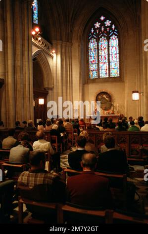 I nomi dei militari americani morti nel sud-est asiatico vengono letti ad alta voce durante una veglia di tre giorni presso la Cattedrale Nazionale. Ciascuno dei 57.939 nomi sarà letto dai volontari che si alterneranno di 15 minuti. La veglia fa parte delle attività di attivazione della predicazione per il Vietnam Veterans Memorial. Base: Washington Stato: District of Columbia (DC) Nazione: Stati Uniti d'America (USA) Foto Stock