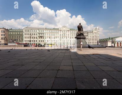 Mosca, Russia-20 luglio 2010: Strada soleggiata nel centro di Mosca con una grande ombra di altri edifici Foto Stock