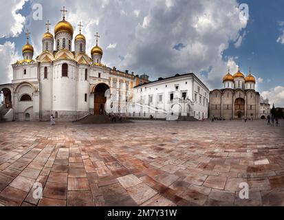 Mosca, Russia-20 luglio 2010. Turisti in visita al Cremlino. All'interno di questa Piazza Sobornaya, dove si trovano la Cattedrale dell'Assunzione e la Cattedrale dell'Anuncion Foto Stock