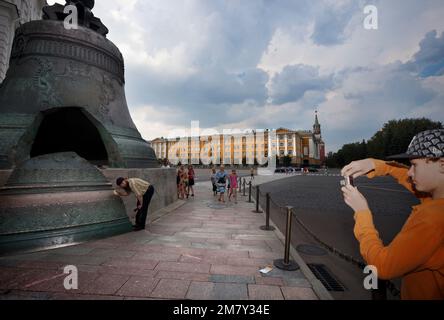 Mosca, Russia-20 luglio 2010. Turisti in visita al Cremlino. All'interno c'è una gigantesca campana di fronte ad una cattedrale nel cremlino Foto Stock