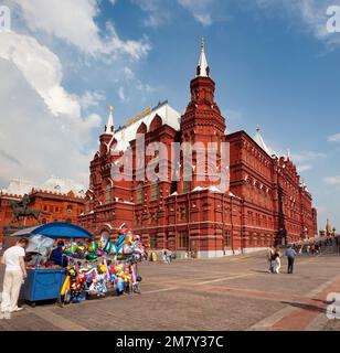 Mosca, Russia-20 luglio 2010. Un fotografo offre servizi di ritratto con St. Cattedrale di Basilio sullo sfondo ai turisti che visitano la S Rossa Foto Stock