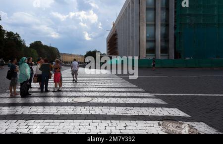 Mosca, Russia-20 luglio 2010. Molti turisti visitano il Cremlino e il Campanile di Ivan il Grande ogni anno, dove si mescolano con automobili ufficiali e poliziotti Foto Stock