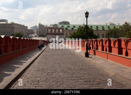 Mosca, Russia-20 luglio 2010. Molti turisti visitano il Cremlino e il Campanile di Ivan il Grande ogni anno, dove si mescolano con automobili ufficiali e poliziotti Foto Stock