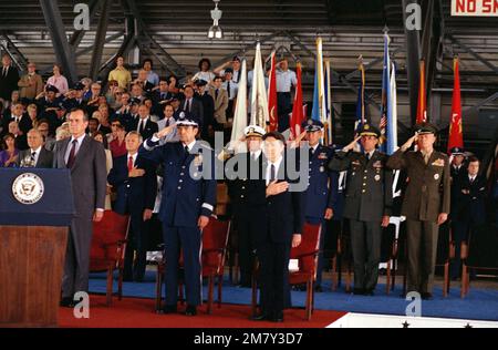 Il Vice Presidente George Bush, di sinistra, il Segretario della Difesa Caspar Weinberger e i membri dei Capi di STATO maggiore, partecipano al pensionamento di GEN David C. Jones, presidente dei Capi di STATO maggiore. Base: Andrews Air Force base Stato: Maryland (MD) Paese: Stati Uniti d'America (USA) Foto Stock