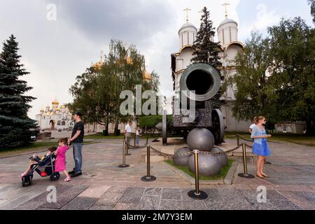 Mosca, Russia-20 luglio 2010. Turisti in visita al Cremlino. Molti turisti si fermeranno davanti all'enorme cannone dello zar per scattare fotografie Foto Stock