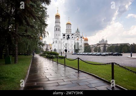 Mosca, Russia-20 luglio 2010. Molti turisti visitano il Cremlino e il Campanile di Ivan il Grande ogni anno, dove si mescolano con automobili ufficiali e poliziotti Foto Stock