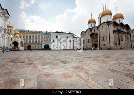 Mosca, Russia-20 luglio 2010. Turisti in visita al Cremlino. All'interno di questa Piazza Sobornaya, dove si trovano la Cattedrale dell'Assunzione e la Cattedrale dell'Anuncion Foto Stock