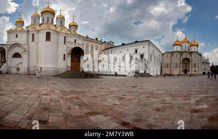 Mosca, Russia-20 luglio 2010. Turisti in visita al Cremlino. All'interno di questa Piazza Sobornaya, dove si trovano la Cattedrale dell'Assunzione e la Cattedrale dell'Anuncion Foto Stock