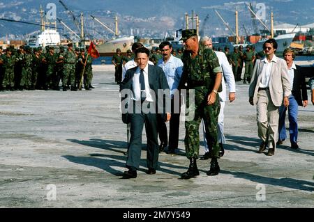 Il Segretario della Difesa Caspar Weinberger cammina con il col James M. Meade, comandante, 32nd unità anfibio marina, durante una visita per essere informato sulla situazione attuale. I Marines fanno parte di una forza multinazionale di mantenimento della pace, inviata qui dopo uno scontro tra le forze israeliane e l'Organizzazione per la liberazione della Palestina. Base: Beirut Nazione: Libano (LBN) Foto Stock