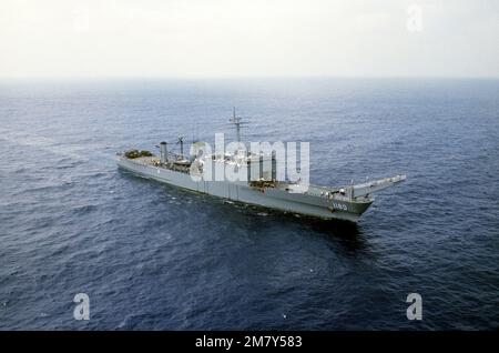 Vista aerea a dritta della nave cisterna USS MANITOWOC (LST-1180) al largo della costa libanese, durante un'operazione multinazionale di mantenimento della pace. La nave è stata dispiegata qui dopo uno scontro tra le forze israeliane e l'Organizzazione per la liberazione della Palestina. Paese: Mar Mediterraneo (MED) Foto Stock