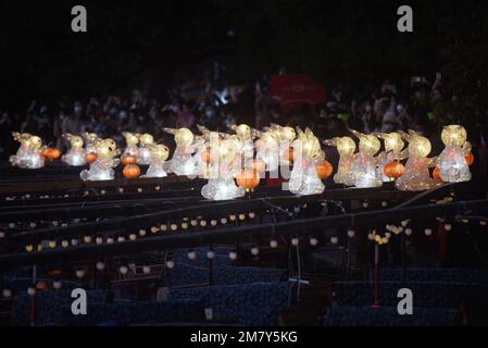 HANGZHOU, CINA - 11 GENNAIO 2023 - Un gran numero di cittadini e turisti hanno guardato e fotografato barche a remi a mano dotate di lant di coniglio 'giada Foto Stock