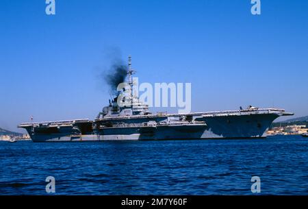 Foch ​ fɔʃ fu la seconda portaerei di classe Clemenceau che servì con la Marina francese dal 1963 al 2000. Il portatore era la seconda nave da guerra chiamata in onore del maresciallo di Francia, Maresciallo britannico campo e Maresciallo di Polonia Ferdinand Foch dopo aver servito con la marina francese, la nave è stata venduta al Brasile e rinominata São Paulo. Foto Stock