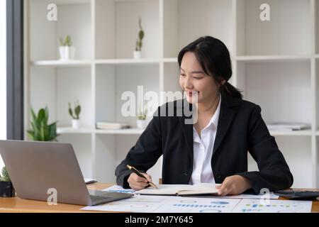 Il contabile o ispettore finanziario fa il resoconto, calcolando. Home finanze, investimenti, economia, risparmio di denaro o concetto di assicurazione Foto Stock