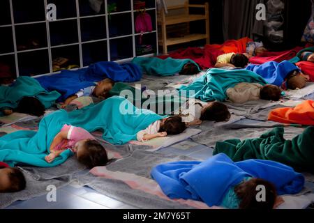 Chiang mai- Luglio 16: Diversi bambini dormono in un vivaio in Thailandia con coperte di diversi colori il 16 luglio 2009 in un villaggio vicino a Chiang mai, Foto Stock