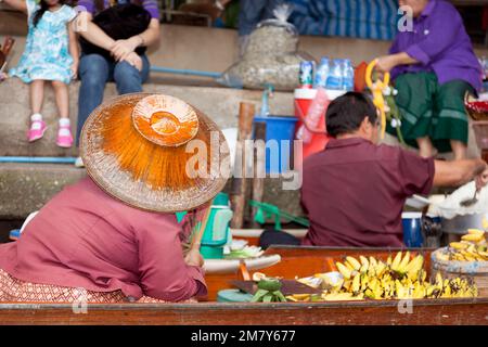 Damnoen Saduak, Thailandia-9 agosto 2009: La gente vende souvenir dalla sua barca in un mercato galleggiante vicino a Bangkok Foto Stock